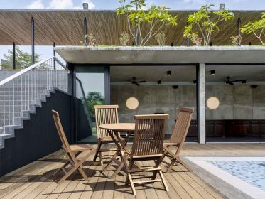 Classic Folding Chair 5 Pieces Round Folding Bistro Set